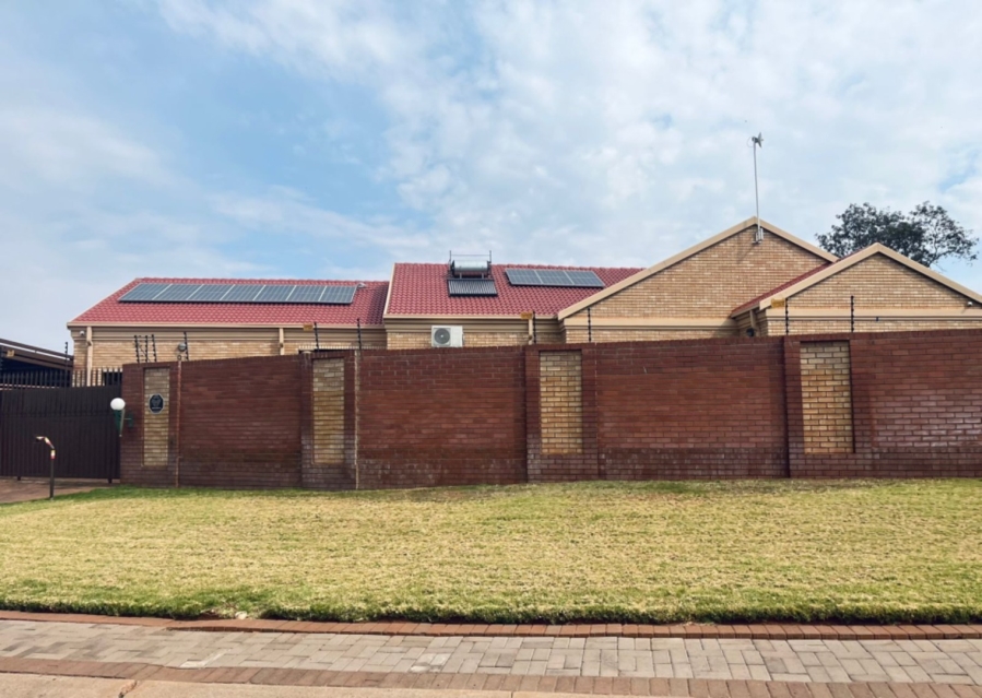 3 Bedroom Property for Sale in Safari Gardens North West